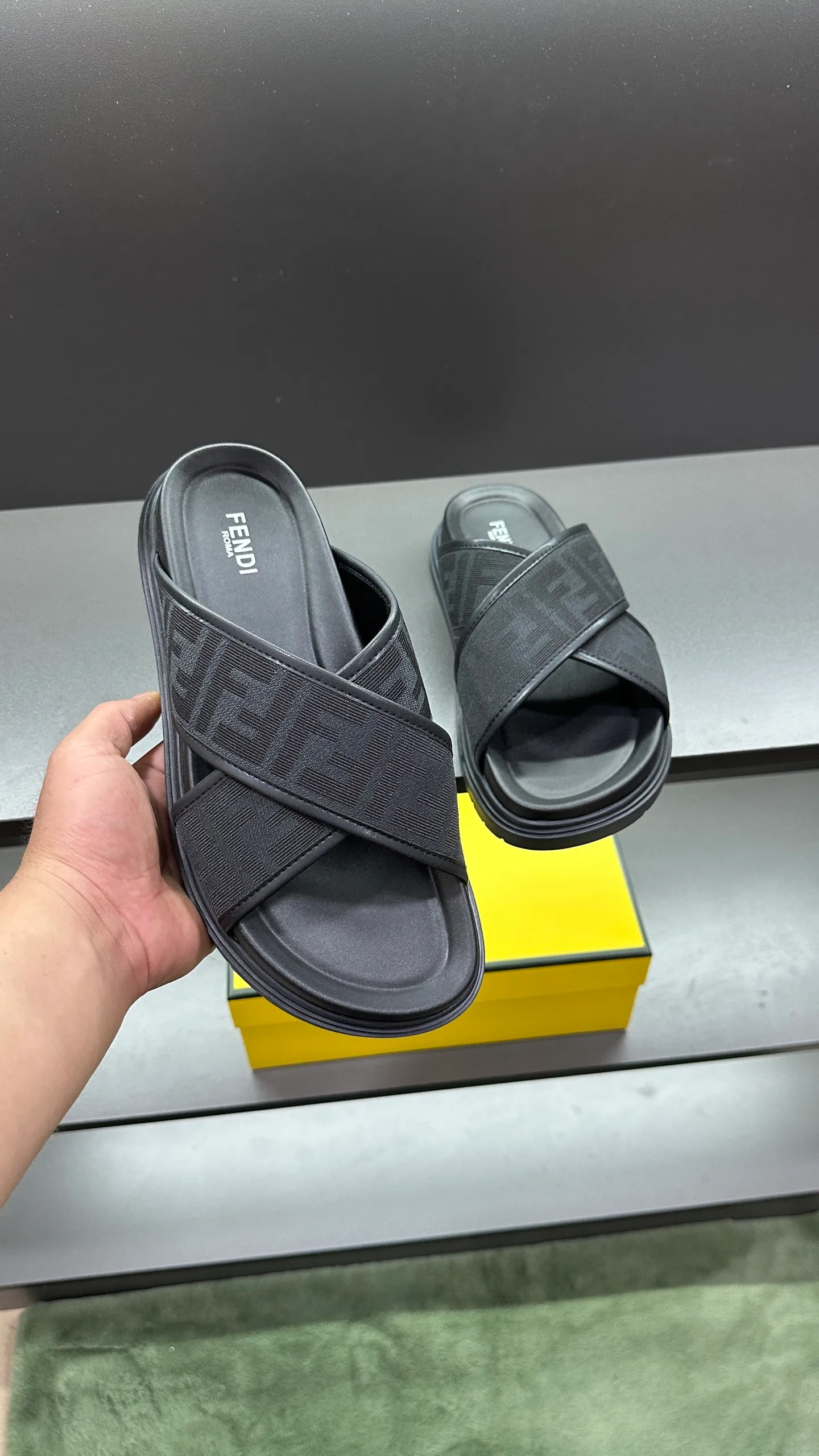 P300 [Fendi Slippers] High-end men's shoes brand, official website 1:1 latest masterpiece: original mold customization, fabrics made of imported original materials, upgraded outsole, lighter and non-slip. The market's top quality, simple yet tasteful, a must-have for fashionistas, fashionable at your feet, full of confidence, the same style at the counter 👍The season of summer slippers is here. Code: 38-45, 46 order